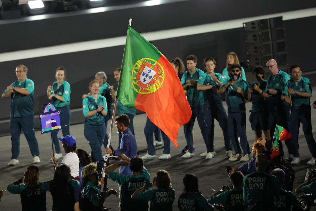 Diogo Cancela e Margarida Lapa foram os porta-estandartes na cerimónia. Portugal foi representado por 27 atletas de 10 modalidades. Foto: Teresa Suarez/EPA Diogo Cancela e Margarida Lapa foram os porta-estandartes na cerimónia. Portugal foi representado por 27 atletas de 10 modalidades. Foto: Teresa Suarez/EPA