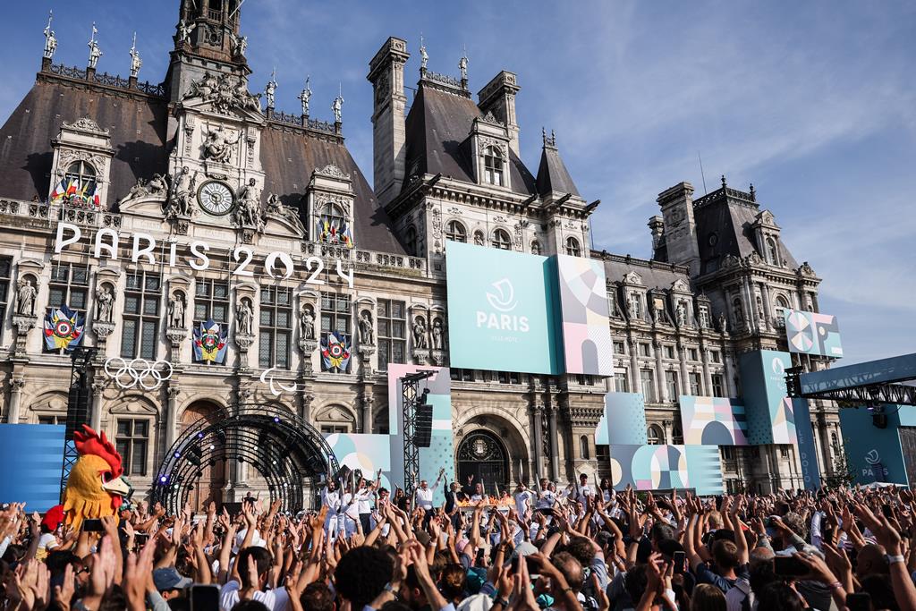 Acendimento da tocha olímpica no Terraço dos Jogos, em frente à Câmara Municipal de Paris. Foto: Mohammed Badra/EPA Acendimento da tocha olímpica no Terraço dos Jogos, em frente à Câmara Municipal de Paris. Foto: Mohammed Badra/EPA