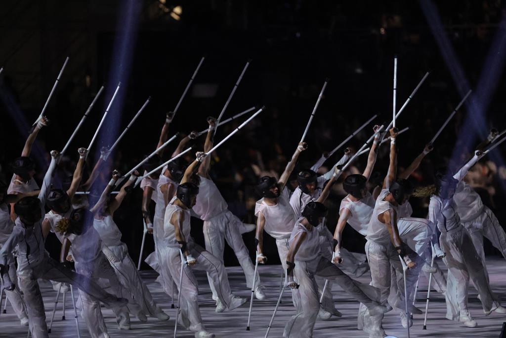 Cerca de 500 artistas pisaram o palco da cerimónia. Foto: Teresa Suarez/EPA Cerca de 500 artistas pisaram o palco da cerimónia. Foto: Teresa Suarez/EPA