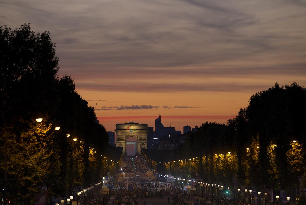 Vista do Arco do Triunfo, em Paris, desde os Campos Elísios, ao cair do dia. Foto: EPA/Joel Marklund For Ois/ioc Handout/EPA Vista do Arco do Triunfo, em Paris, desde os Campos Elísios, ao cair do dia. Foto: EPA/Joel Marklund For Ois/ioc Handout/EPA