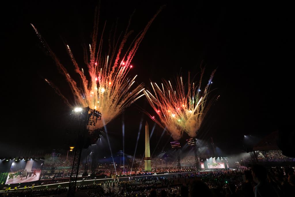 Espetáculo de fogo de artifício marcou a cerimónia de abertura dos Jogos Paralímpicos em Paris. Foto: Teresa Suarez/EPA Espetáculo de fogo de artifício marcou a cerimónia de abertura dos Jogos Paralímpicos em Paris. Foto: Teresa Suarez/EPA