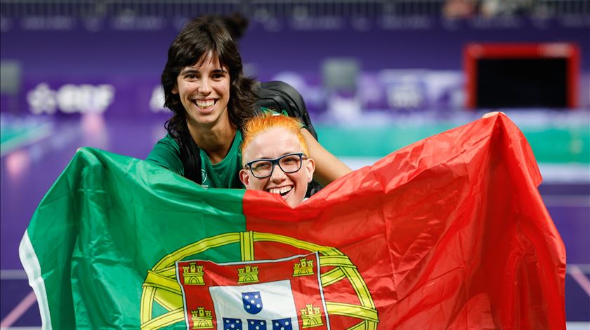 Cristina Gonçalves celebra com a treinadora. Foto: António Pedro Santos/Lusa