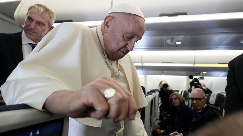 Papa Francisco a caminho de Jacarta, na Indonésia Foto: Gregorio Borgia / Pool/EPA