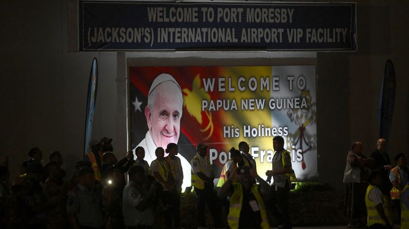 Papa Francisco aterra na Papua-Nova Guiné Foto: Alessandro Di Meo/EPA