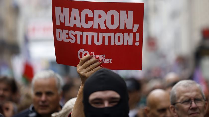 Paris. Milhares de manifestantes de esquerda contestam Macron. Foto: Yoan Valat/EPA