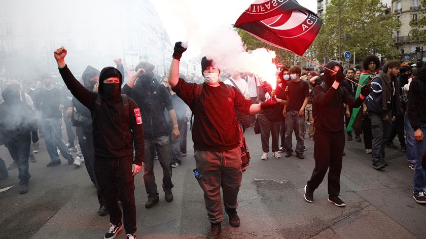 Paris. Milhares de manifestantes de esquerda contestam Macron. Foto: Yoan Valat/EPA