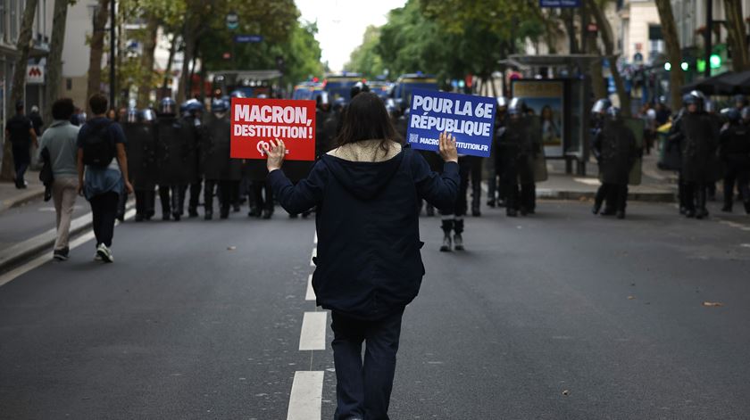 Paris. Milhares de manifestantes de esquerda contestam Macron. Foto: Yoan Valat/EPA