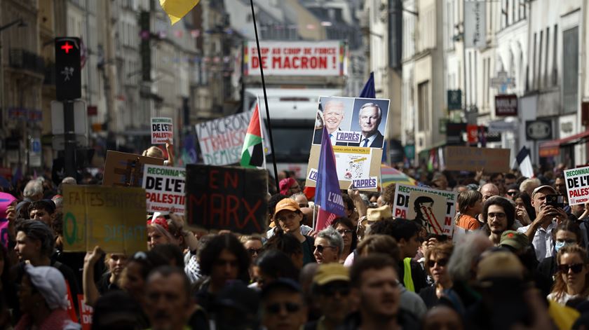 Paris. Milhares de manifestantes de esquerda contestam Macron. Foto: Yoan Valat/EPA