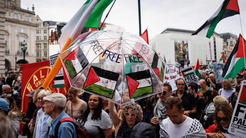 Londres. Milhares pedem cessar-fogo e embargo de armas a Israel. Foto: Tolga Akmen/EPA