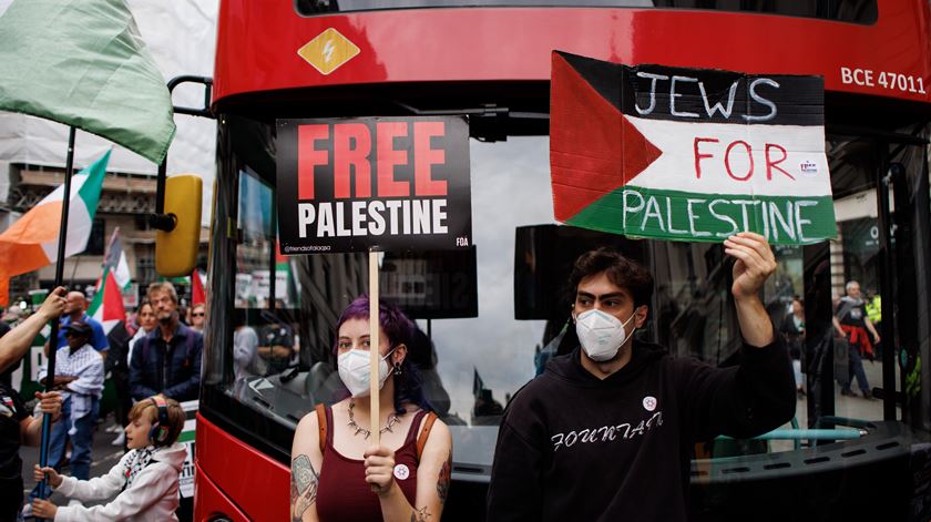 Londres. Milhares pedem cessar-fogo e embargo de armas a Israel. Foto: Tolga Akmen/EPA