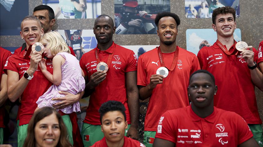 Medalhados nos Jogos Paralímpicos recebidos em euforia