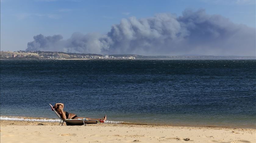 Incêndio no concelho do Seixal visto da Praia de Paço de Arcos, na margem norte. Foto: José Sena Goulão/Lusa