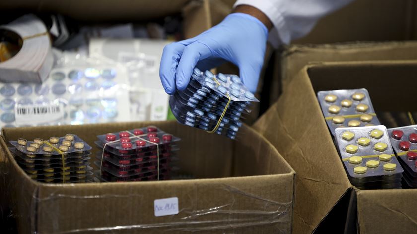 PJ detém duas pessoas por aquisição falsa de medicamentos para fabrico de droga