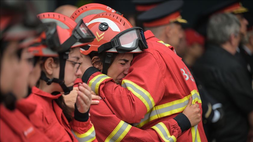 Funeral de um dos bombeiros vitima dos incêndios em Portugal. Foto: Fernando Veludo/Lusa