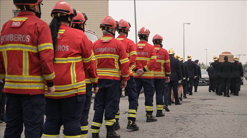 Funeral de um dos bombeiros vitima dos incêndios em Portugal. Foto: Fernando Veludo/Lusa