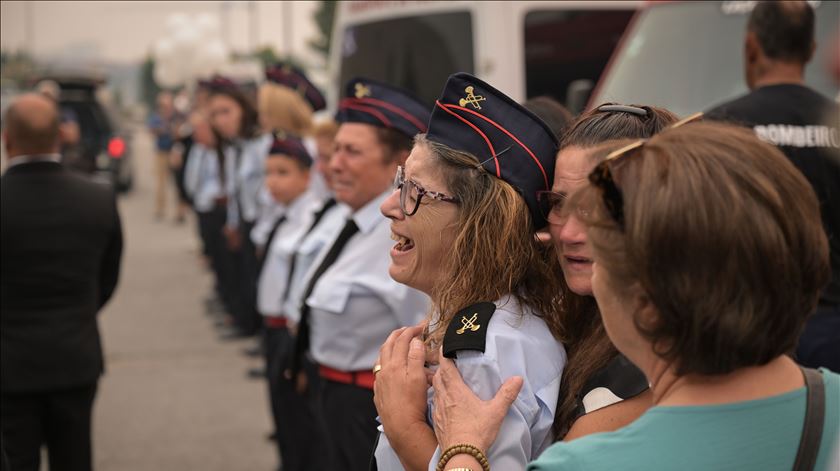 Funeral de um dos bombeiros vitima dos incêndios em Portugal. Foto: Fernando Veludo/Lusa