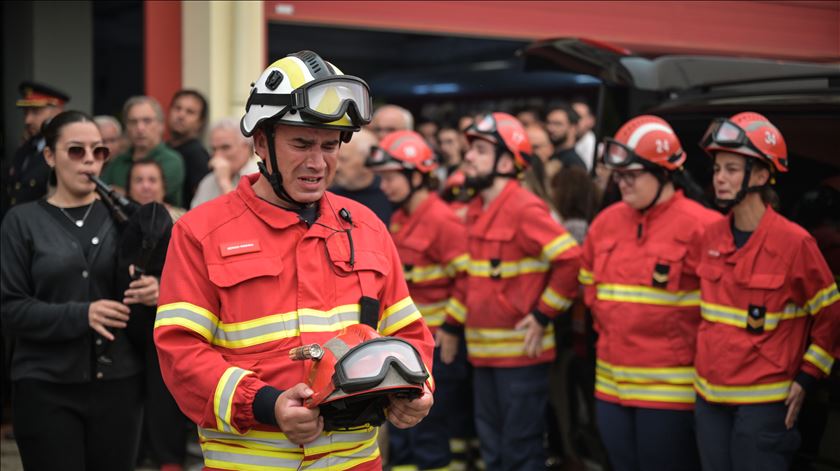 Funeral de um dos bombeiros vitima dos incêndios em Portugal. Foto: Fernando Veludo/Lusa