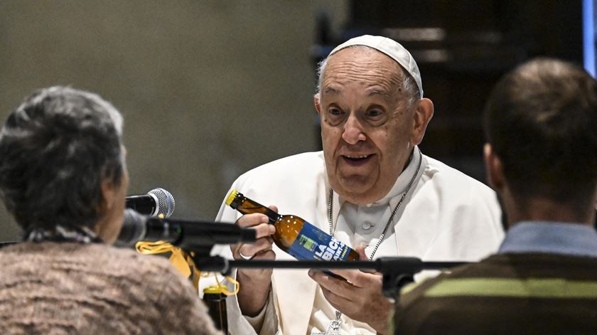 Papa recebe cervejas de grupo de pobres e sem-abrigo. Foto: Ciro Fusco/EPA