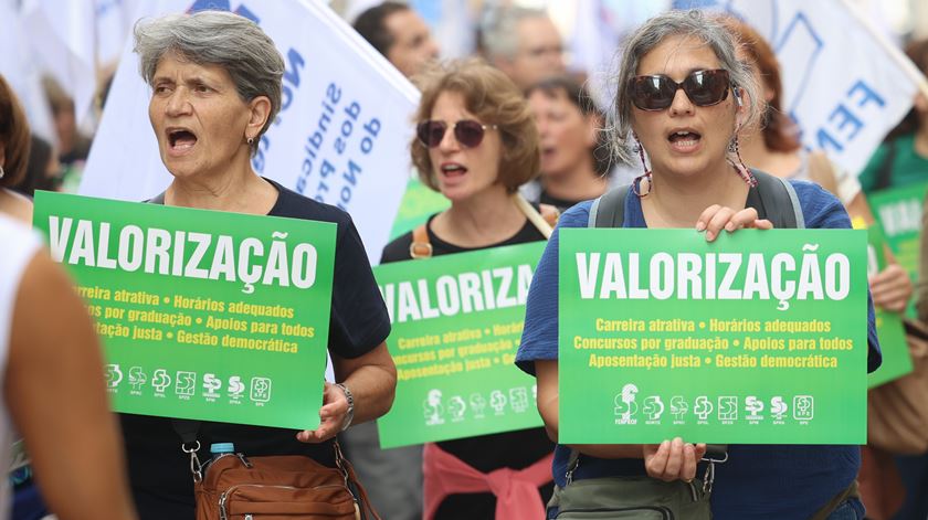 Veja as fotografias da manifestação neste Dia Mundial dos Professores. Foto: António Pedro Santos/Lusa