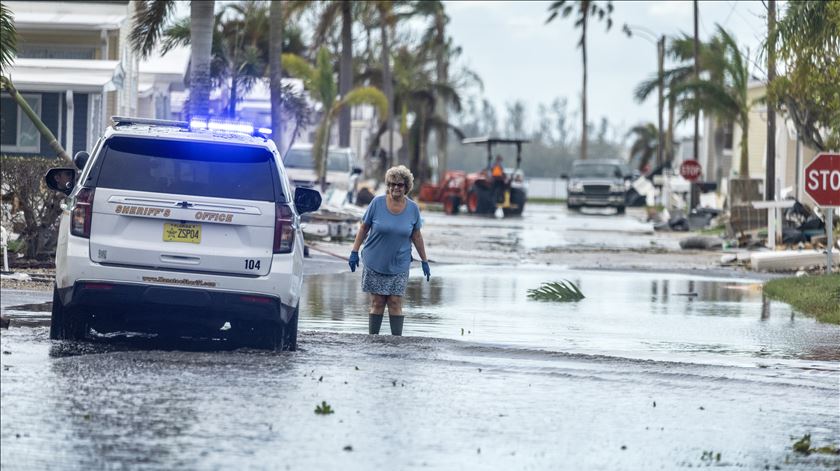 Destruição provocada pelo Furacão Milton na Flórida, EUA Foto: Cristobal Herrera-ulashkevich/EPA