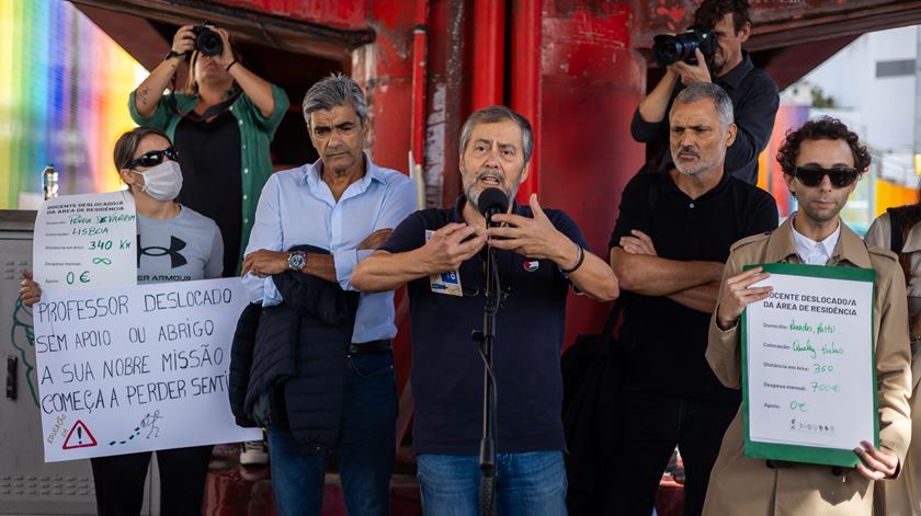 Professores exigem apoio para todos os docentes deslocados