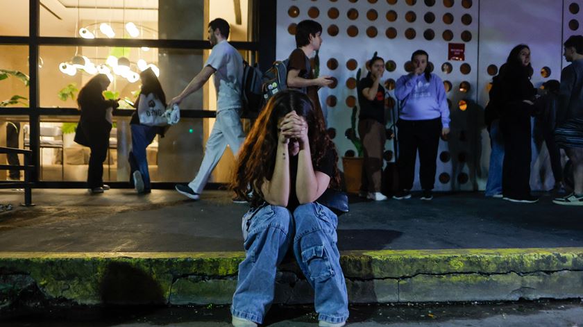 Uma vigília de fãs à porta do hotel em Buenos Aires, onde o ex-membro dos One Direction morreu. Fotos: Juan Ignacio Roncoroni/EPA