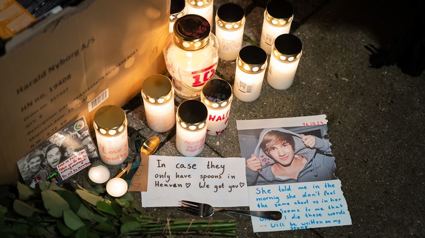 Fãs prestam homenagem ao cantor Liam Payne na Dinamarca. Foto: Emil Nicolai Helms/EPA