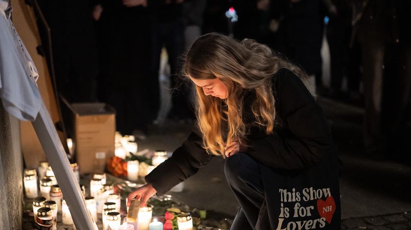 Fãs prestam homenagem ao cantor Liam Payne na Dinamarca. Foto: Emil Nicolai Helms/EPA