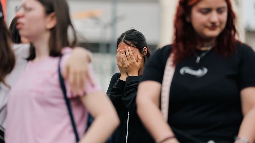 Fãs prestam homenagem ao cantor Liam Payne na Argentina. Foto: Juan Ignacio Roncoroni/EPA