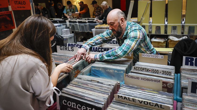 Mercado global da música cresce há 10 anos. Que artistas lucraram mais?