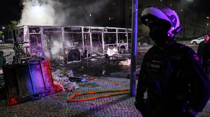 Autocarro incendiado no bairro do Zambujal no segundo dia de desacatos após a morte de Odair Moniz. Fotos: Miguel A. Lopes/Lusa