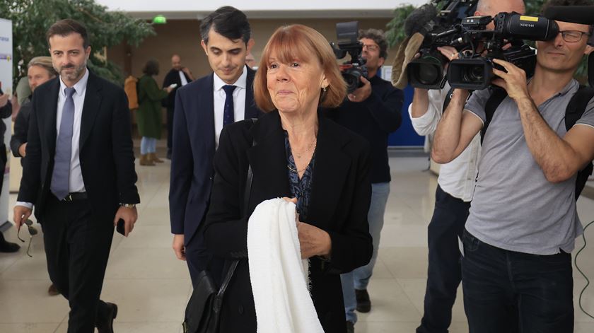 Violada por dezenas de homens, Gisèle Pelicot diz que "não nos cabe a nós ter vergonha, mas a eles" Violada por dezenas de homens, Gisèle Pelicot diz que "não nos cabe a nós ter vergonha, mas a eles"
