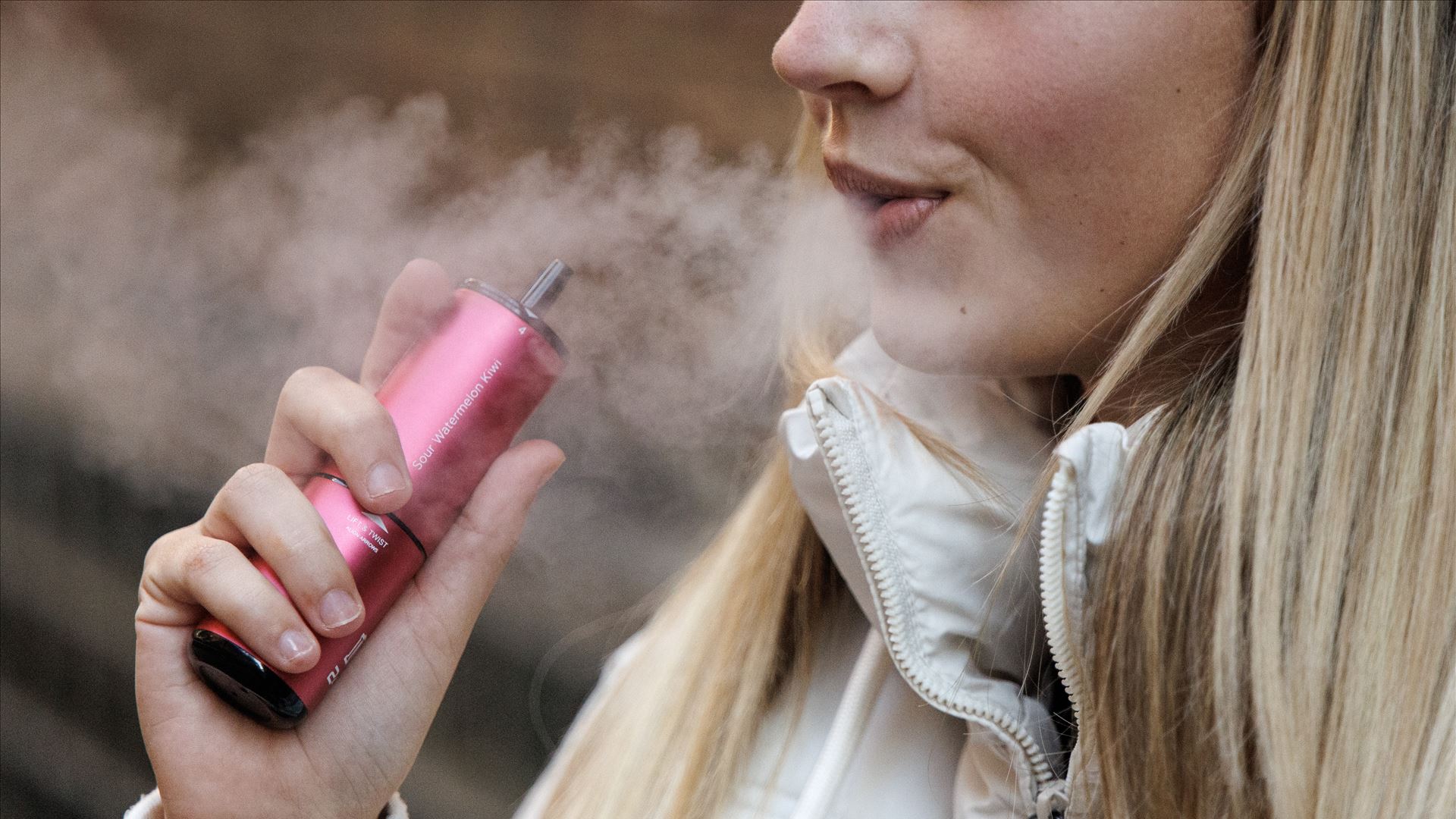 Novas formas de tabaco atraem adolescentes. Especialistas defendem mais impostos e proibição de sabores