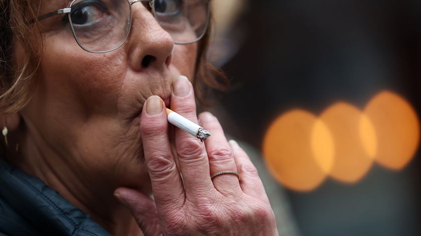 Portugal consome tabaco tradicional acima da média mundial e tem baixo uso de cigarros eletrónicos