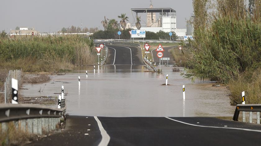 Dozens killed as floods hit Spain"s Valencia region. Foto: Manuel Bruque/EPA