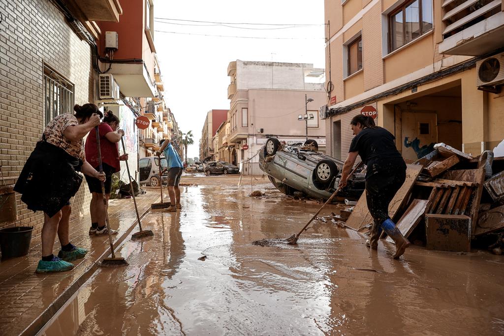 "Água potável não temos". As imagens do dia seguinte em Espanha