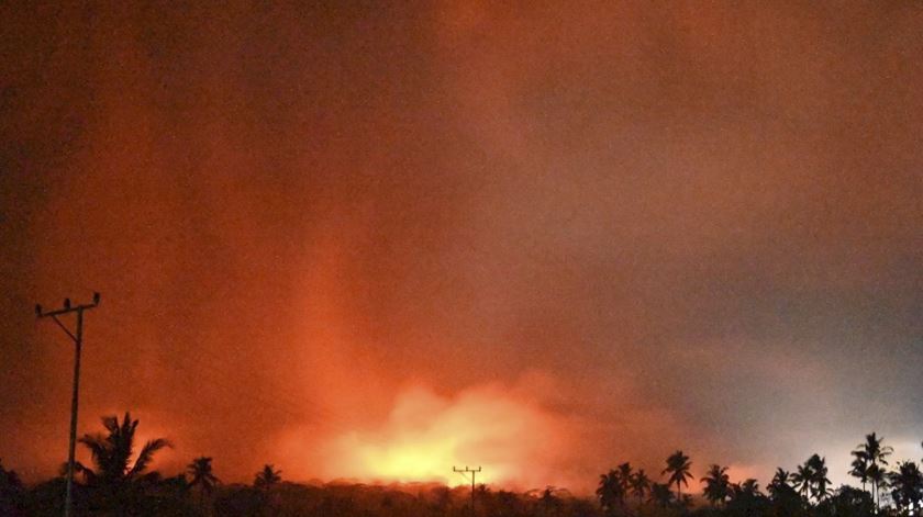 Nove mortos e 2.472 retiradas de casa devido a erupção vulcânica na Indonésia Nove mortos e 2.472 retiradas de casa devido a erupção vulcânica na Indonésia