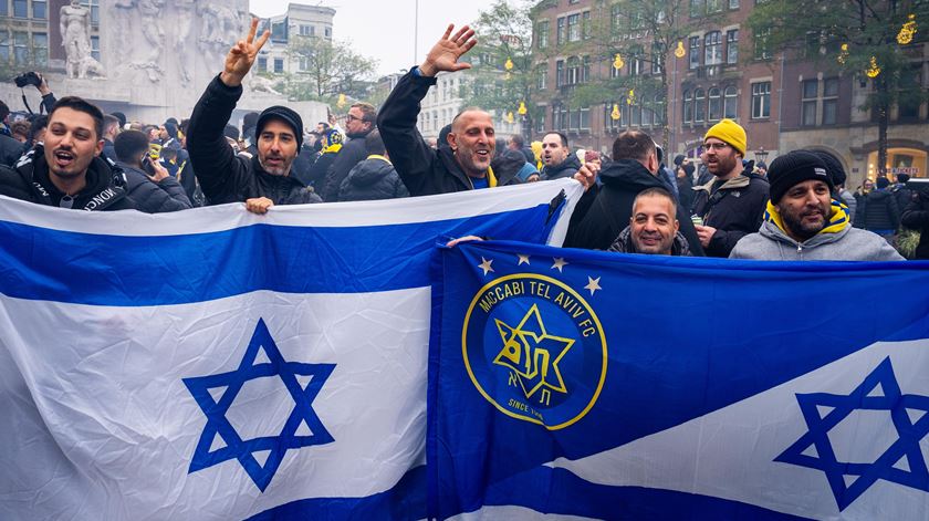 Apoiantes do Maccabi Tel Aviv antes do jogo com o Ajax para a Liga Europa. Foto: Jeroen Jumelet/EPA