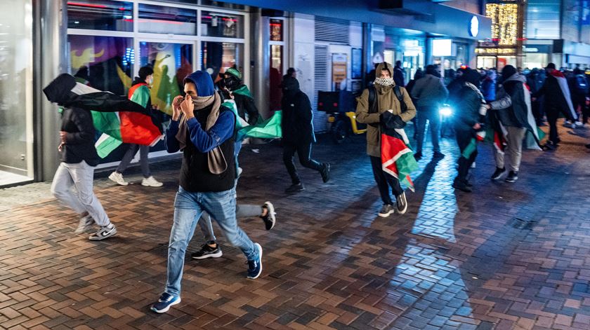 Manifestantes pró-palestina antes do jogo entre o Ajax e o Maccabi Tel Aviv. Foto: Jeroen Jumelet/EPA