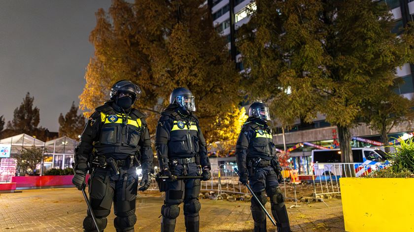 Elétrico incendiado em Amesterdão. Polícia faz mais cinco detenções