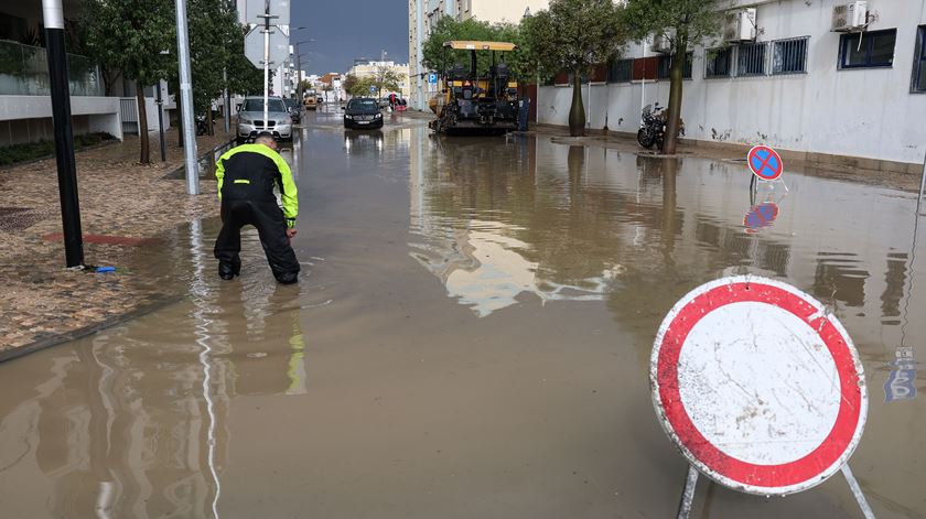 Chuva forte provocou inundações em Olhão. Distritos de Faro e Beja estão em aviso laranja. Foto: Luís Forra/Lusa