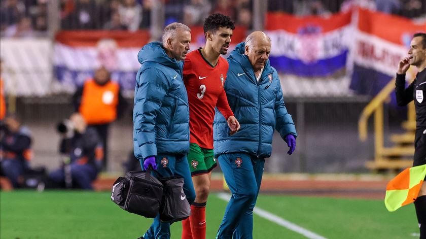 Tomás Araújo sai lesionado no jogo da seleção