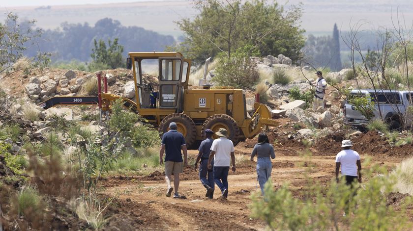 Sessenta corpos retirados em dois dias de mina abandonada na África do Sul