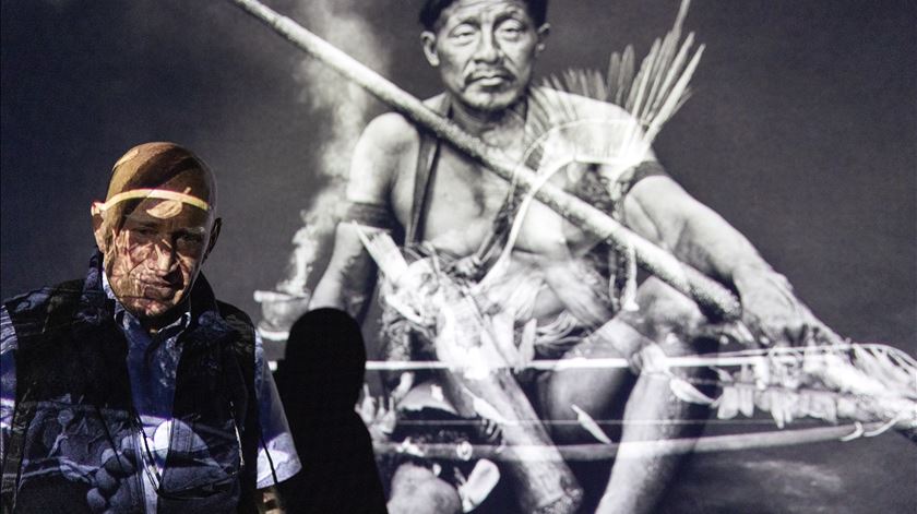 Sebastião Salgado apresenta exposição Amazónia. Foto: How Hwee Young/EPA