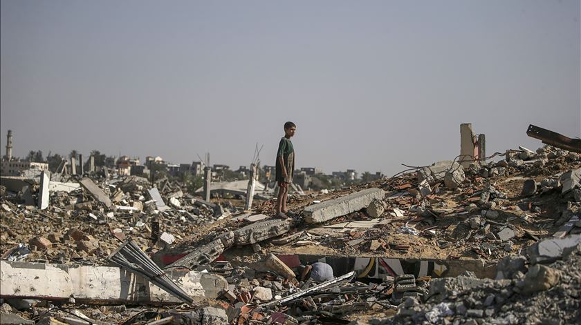 Crianças de Gaza fazem o luto. 