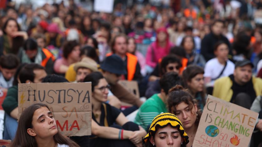 O "business" do petróleo e a guerra "contra a Humanidade". Protesto pelo clima bloqueia praça em Lisboa