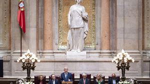 Assembleia faz sessão do 25 Novembro igual à do 25 de Abril, só mudam as flores