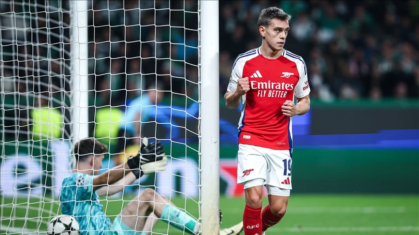 Arsenal reduz Sporting a cinzas no primeiro teste de fogo de João Pereira