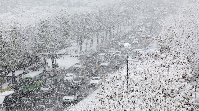 A capital da Coreia da Sul foi atingida pelo maior nevão de que há registo em novembro. Foto: Yonhap/EPA