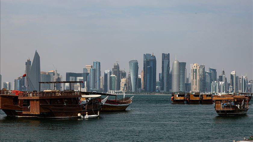 Portugueses retidos no Qatar devem sair de autocarro no sábado